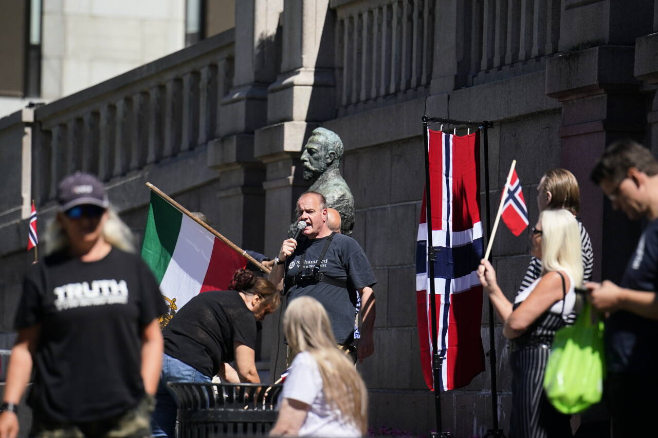 Leder Lars Thorsen i Stopp islamiseringen i Norge (Sian) ble møtt med en motdemonstrasjon foran Stortinget da han snakket der 4. juli i år. Nå varsler organisasjonen en ny markering i Oslo. Foto: Fredrik Hagen / NTB scanpix