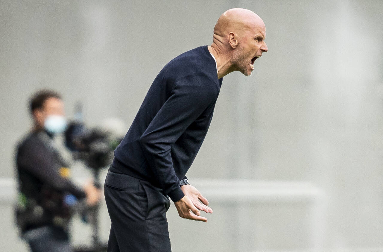 Ståle Solbakken var engasjert etter kampen, men i perlehumør etter at FC København tok seg til kvartfinale i europaligaen. På pressekonferansen leste han tekstmeldinger fra Ole Gunnar Solskjær. Foto: Mads Claus Rasmussen, Ritzau via AP / NTB scanpix