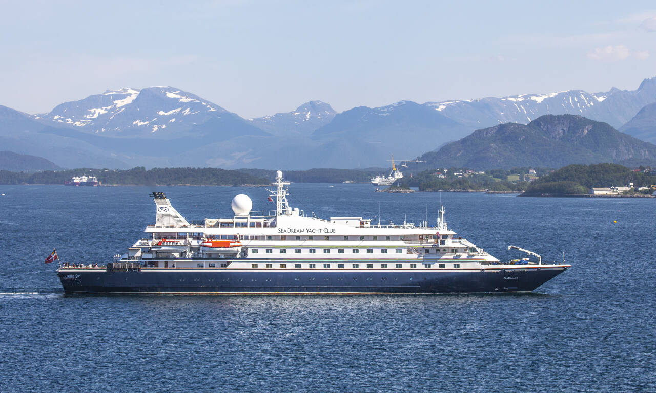 Passasjerene om bord i cruiseskipet SeaDream 1 må nå holde seg inne på lugarene etter at en tidligere passasjer testet positivt for covid-19. Foto: Halvard Alvik / NTB scanpix