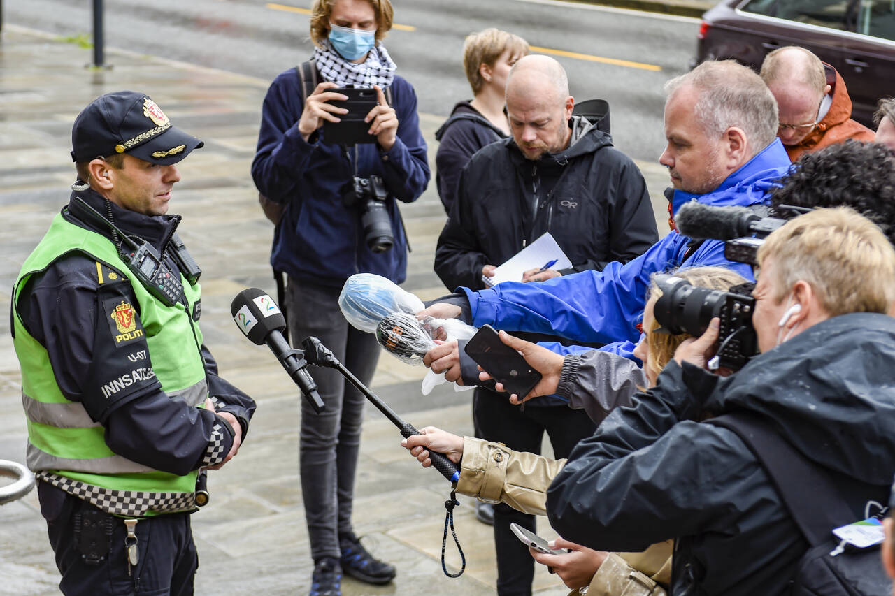 Innsatsleder John Endre Skeie svarer på spørsmål utenfor politihuset i Bergen etter urolighetene som oppsto under Sian-markeringen på Festplassen tidligere på dagen.Foto: Marit Hommedal / NTB scanpix