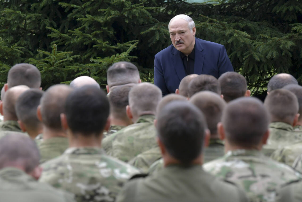 Den hviterussiske lederen Aleksandr Lukasjenko ber hæren ta i bruk strenge midler for å slå ned opprøret i landet. Foto: Andrej Stasevitsj/Pool Photo via AP/NTB scanpix.