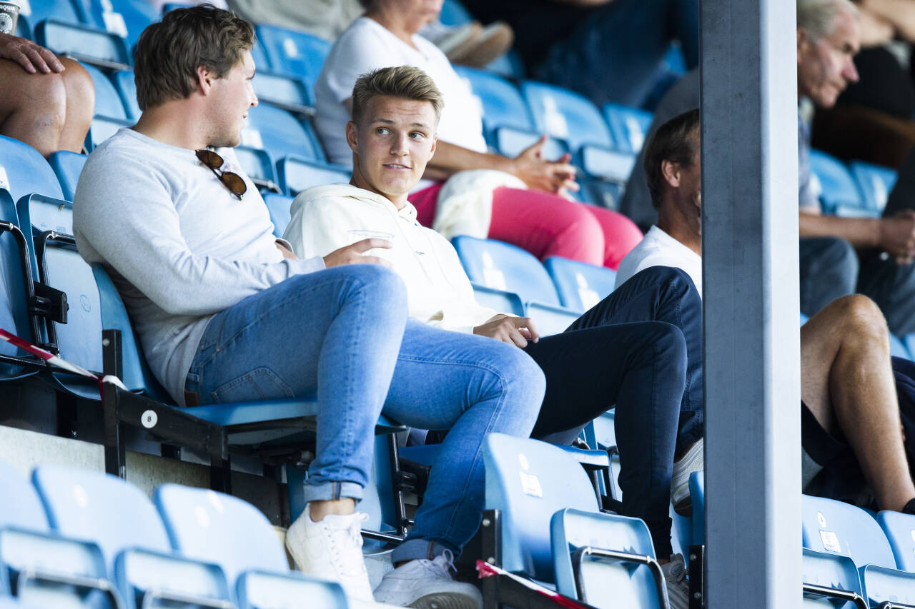 Martin Ødegaard er på ferie hjemme i Drammen og ble søndag sett på tribunen i kampen mellom Strømsgodset og Sandefjord.Foto: Trond Reidar Teigen / NTB scanpix