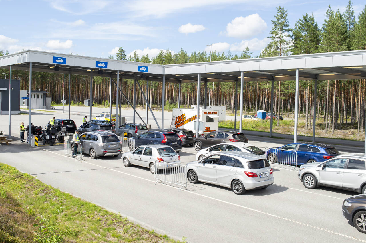 Biler venter i kø for å vise passet på vei tilbake over grensen til Norge fra Sverige i slutten av juli.Foto: Annika Byrde / NTB scanpix