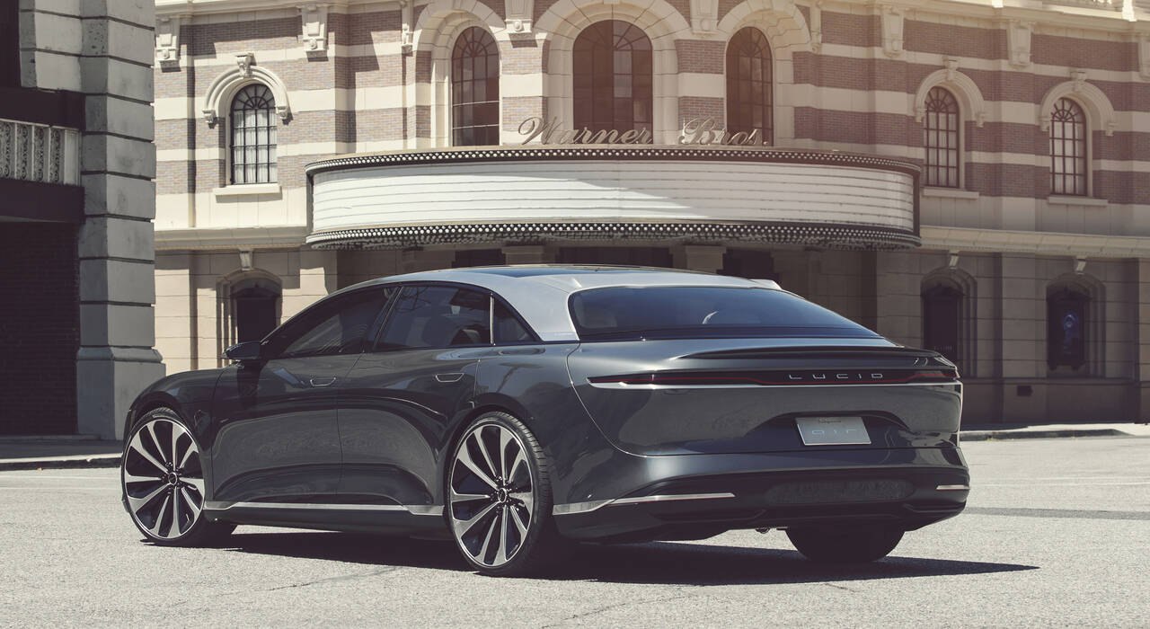 GÅR LANGT: Elbilen Lucid Air nærmer seg lansering, og nå har den fått en bekreftet rekkevidde som er rekordlang. Foto: Produsenten