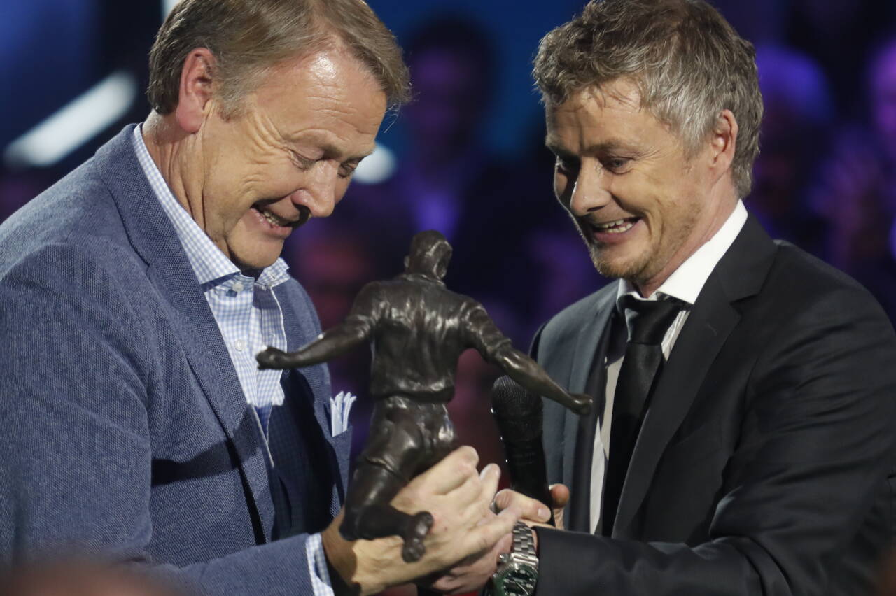 Åge Hareide fikk Kniksens hederspris av Ole Gunnar Solskjær under fotballfesten i 2017 Foto: Torstein Bøe / NTB scanpix