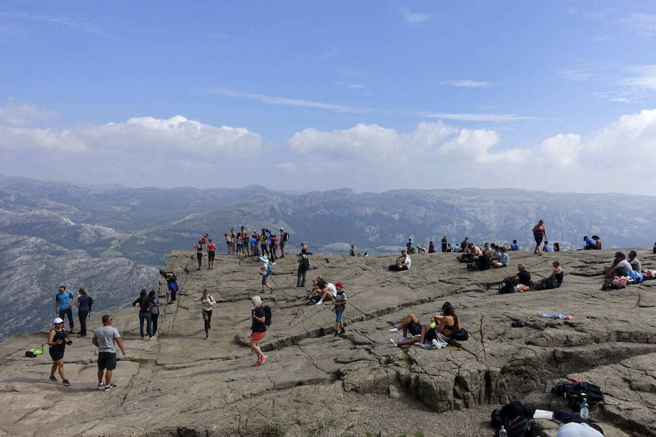 Ni av ti nordmenn ønsker begrensninger på utenlandsk turisme til Norge. Her: Turgåere på Preikestolen. Foto: Marianne Løvland / NTB scanpix