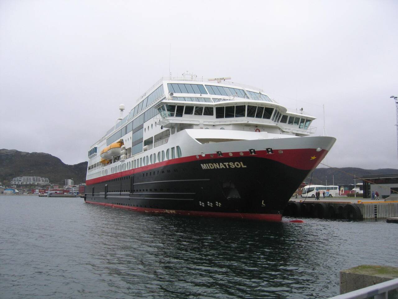 Flere passasjerer fra hurtigruteskipet Midnatsol, som la til kai i Trondheim torsdag, blir koronatestet. Her var skipet i Bodø i 2008. Arkivfoto: Vidar Knai / SCANPIX. 