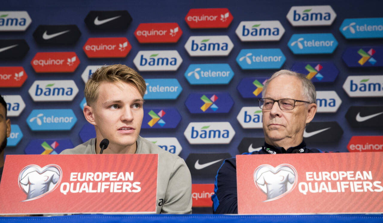 Martin Ødegaard (til venstre) og landslagssjef Lars Lagerbäck må vente en stund til de igjen møtes. Foto: Terje Pedersen / NTB scanpix