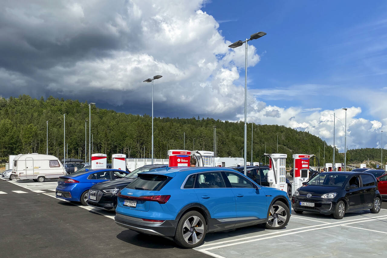 ELBILER: Det var en god del elbiler på norske ferieveier i sommer, men den store majoriteten kjører fortsatt diesel. Foto: Christina Dorthellinger / NTB scanpix