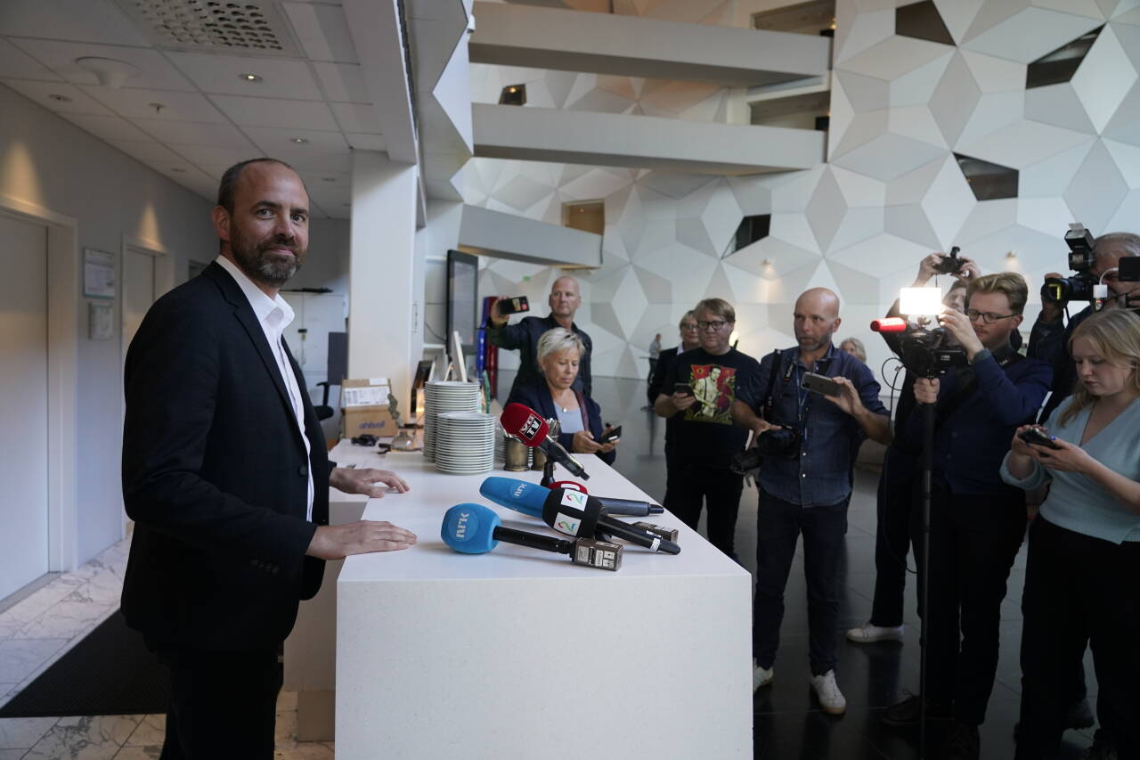 Arild Grande, leder i valgkomiteen i Trøndelag Ap, uttaler seg til pressen fredag kveld. Foto: Heiko Junge / NTB scanpix