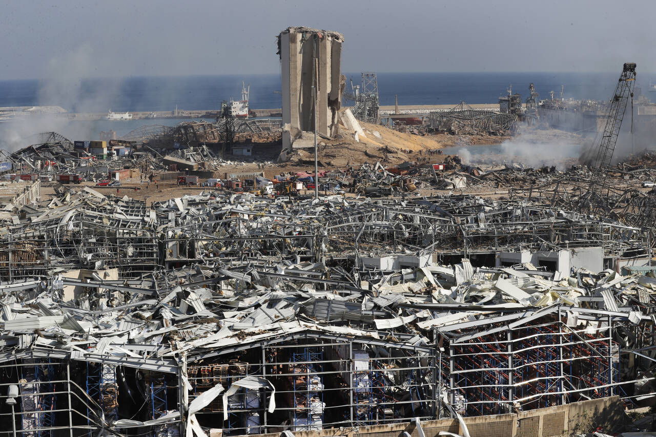 Ødeleggelsene i Beirut er enorme og tyder på at det var ammoniumnitrat som eksploderte, sier forskere som har gransket bilder og videoer av eksplosjonen. Foto: Hussein Malla / AP / NTB scanpix