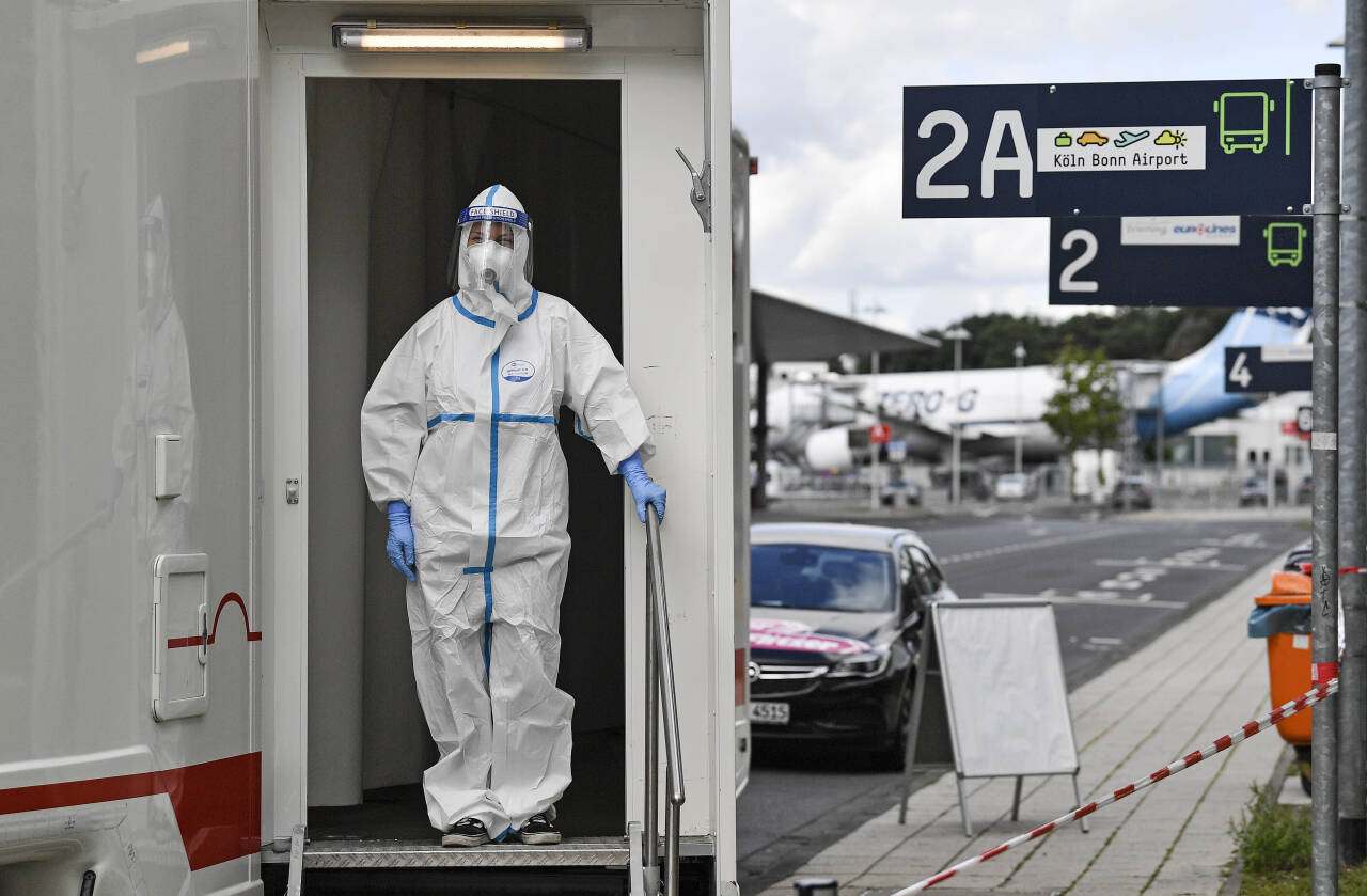 En helsearbeider venter på et mobilt testsenter på Köln-Bonn-flyplassen i Köln i slutten av juli. Tallet på nye koronatilfeller stiger igjen i Tyskland. Foto: Martin Meissner / AP / NTB scanpix