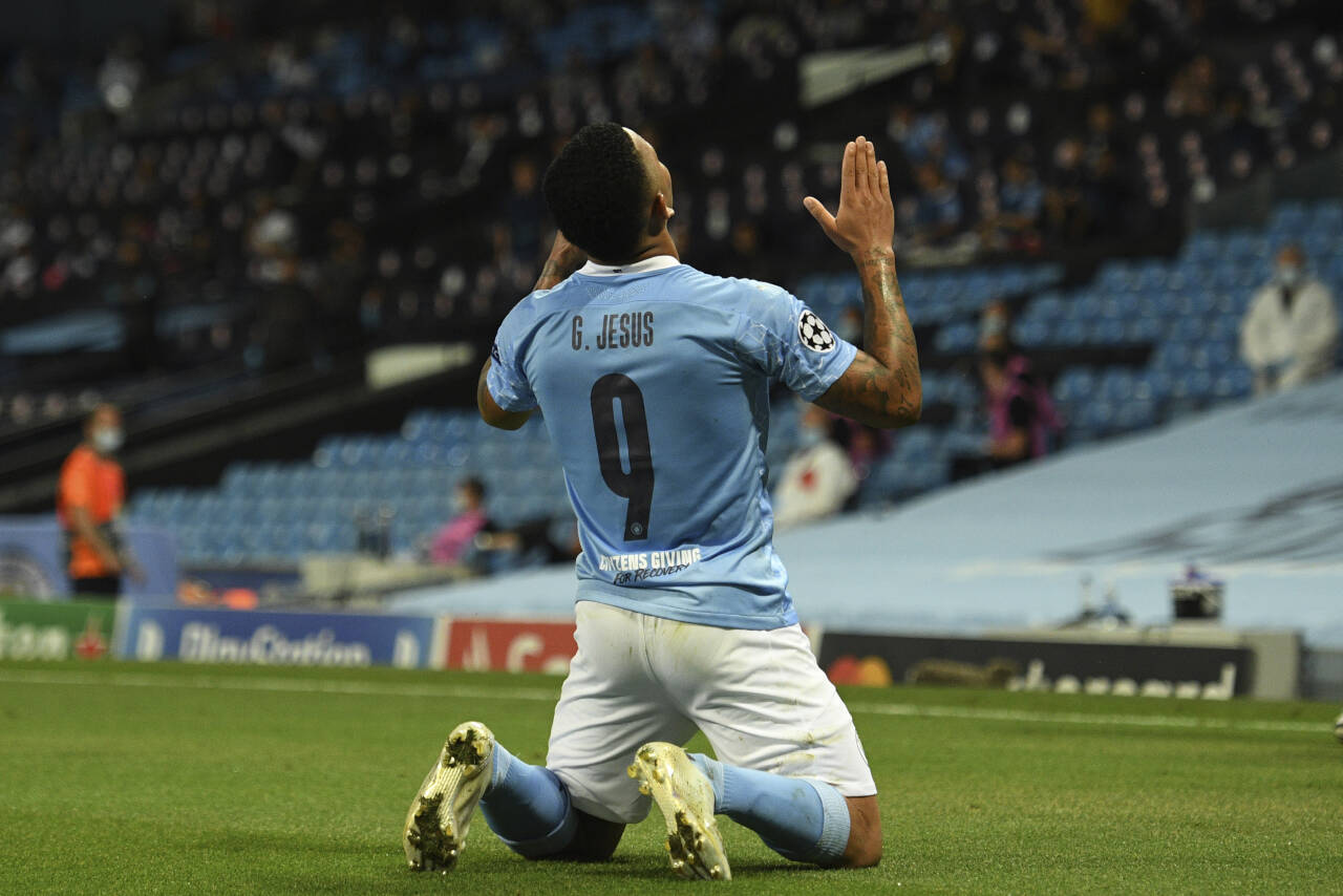 Gabriel Jesus takker høyere makter etter at han sendte Manchester City videre med sitt 2-1-mål fredag. Foto: Oli Scarff / AP / NTB scanpix