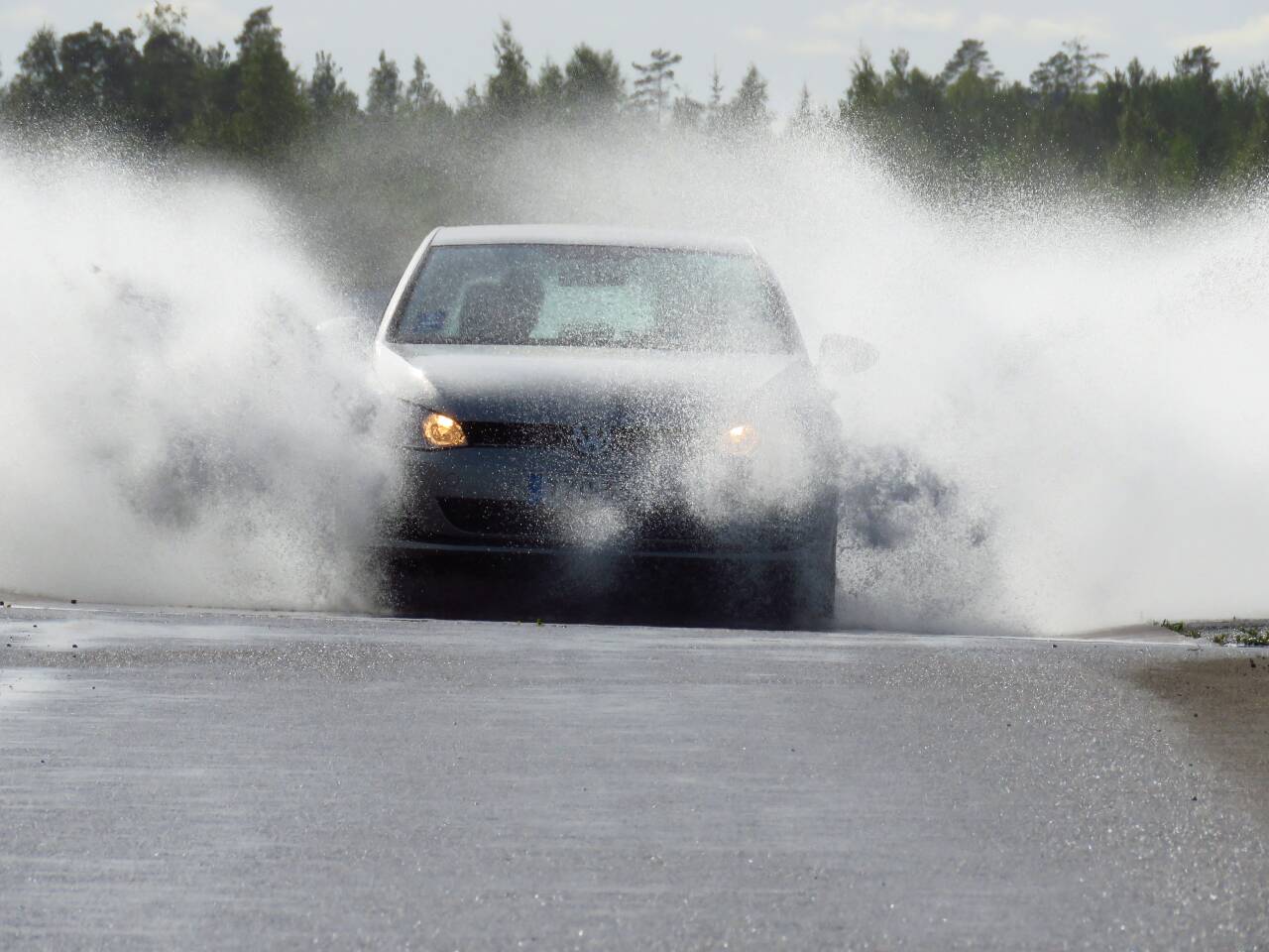 REGN: Når vannet flyter på veien, er det svært viktig å tilpasse farten etter forholdene. FOTO: Jan Harry Svendsen / NTB