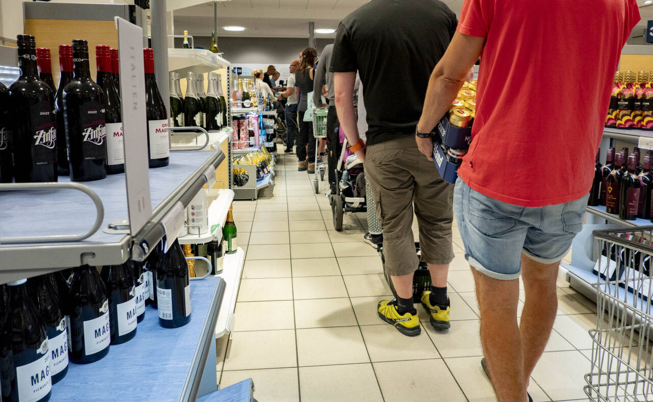 Når grensen er åpen, handler nordmenn store mengder alkohol på Systembolaget i Sverige, noe Høyres programkomité vil motvirke. Foto: Geir Olsen / NTB scanpix