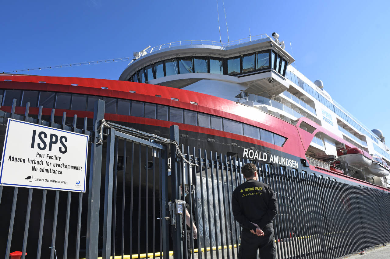 Fire utenlandske besetningsmedlemmer fra Hurtigruten-skipet Roald Amundsen er innlagt på sykehus i Tromsø med påvist koronasmitte. Her ligger skipet til kai i Tromsø.Foto: Rune Stoltz Bertinussen / NTB scanpix