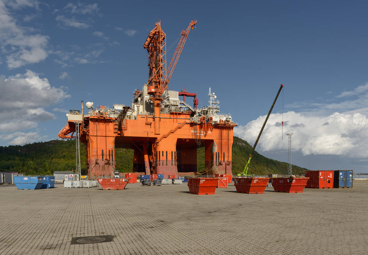 West Phoenix ved kai på Averøy. Foto: Kurt Helge Røsand / KSU.NO