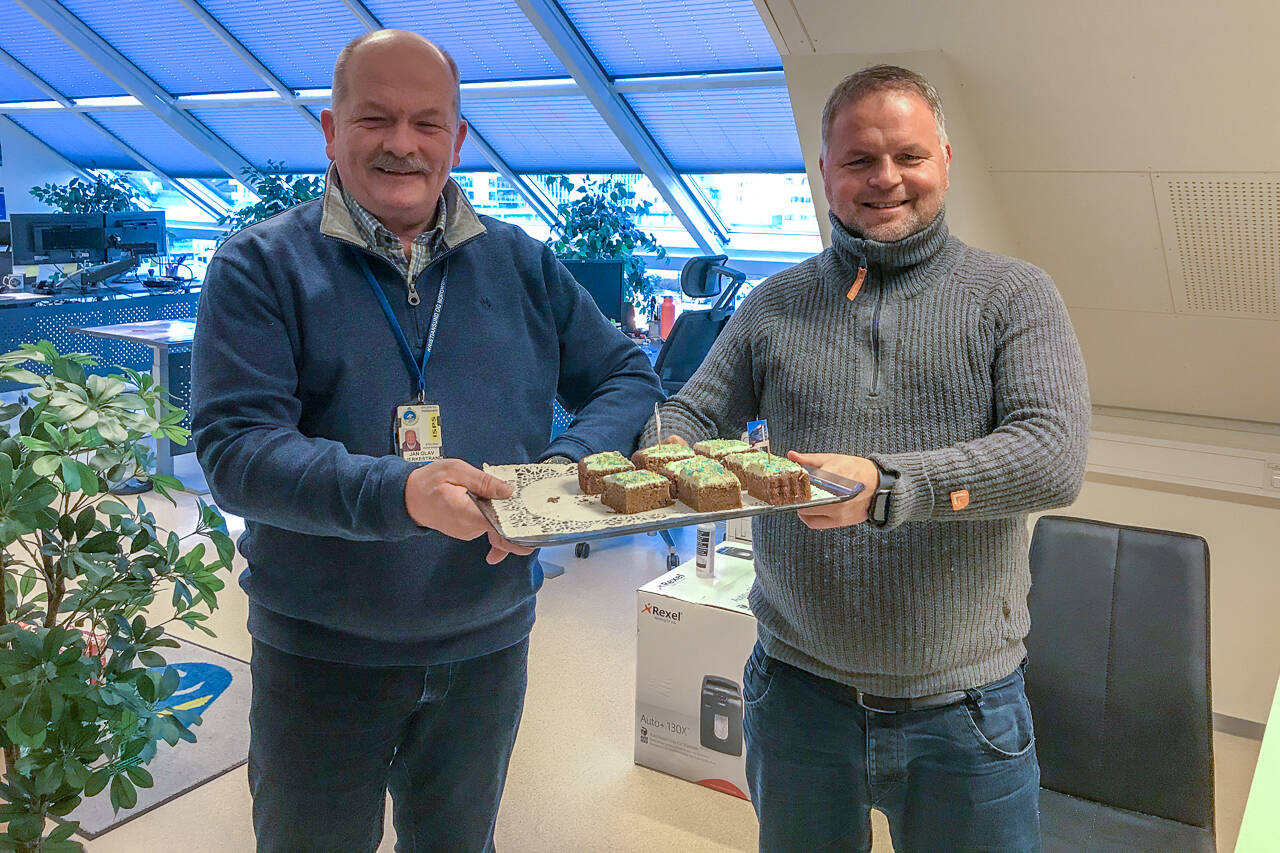 Leietaker Jan Hjelset (t.h.) i GAC Norway satte pris på kake. Jan Olav Bjerkestrand i KNH takket for følge gjennom mange år. Foto: Kristiansund og Nordmøre Havn