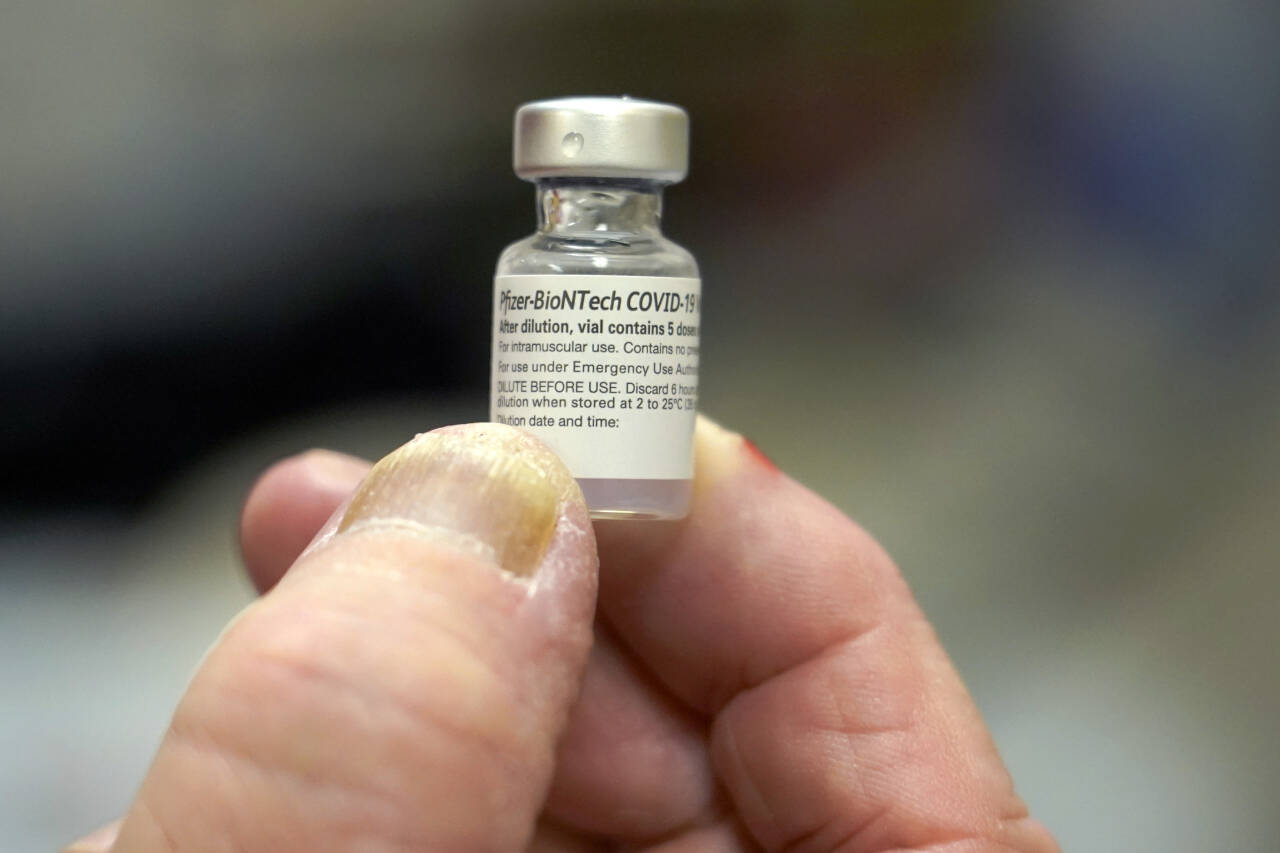 Smittetrenden er svakt stigende, men allerede i romjulen kan de første vaksinedosene komme til Norge. Foto AP/NTB