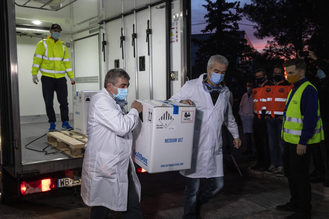 Den første leveransen med koronavaksinen til Pfizer og Biontech ankom Hellas fredag kveld. Foto: Yorgos Karahalis / AP / NTB