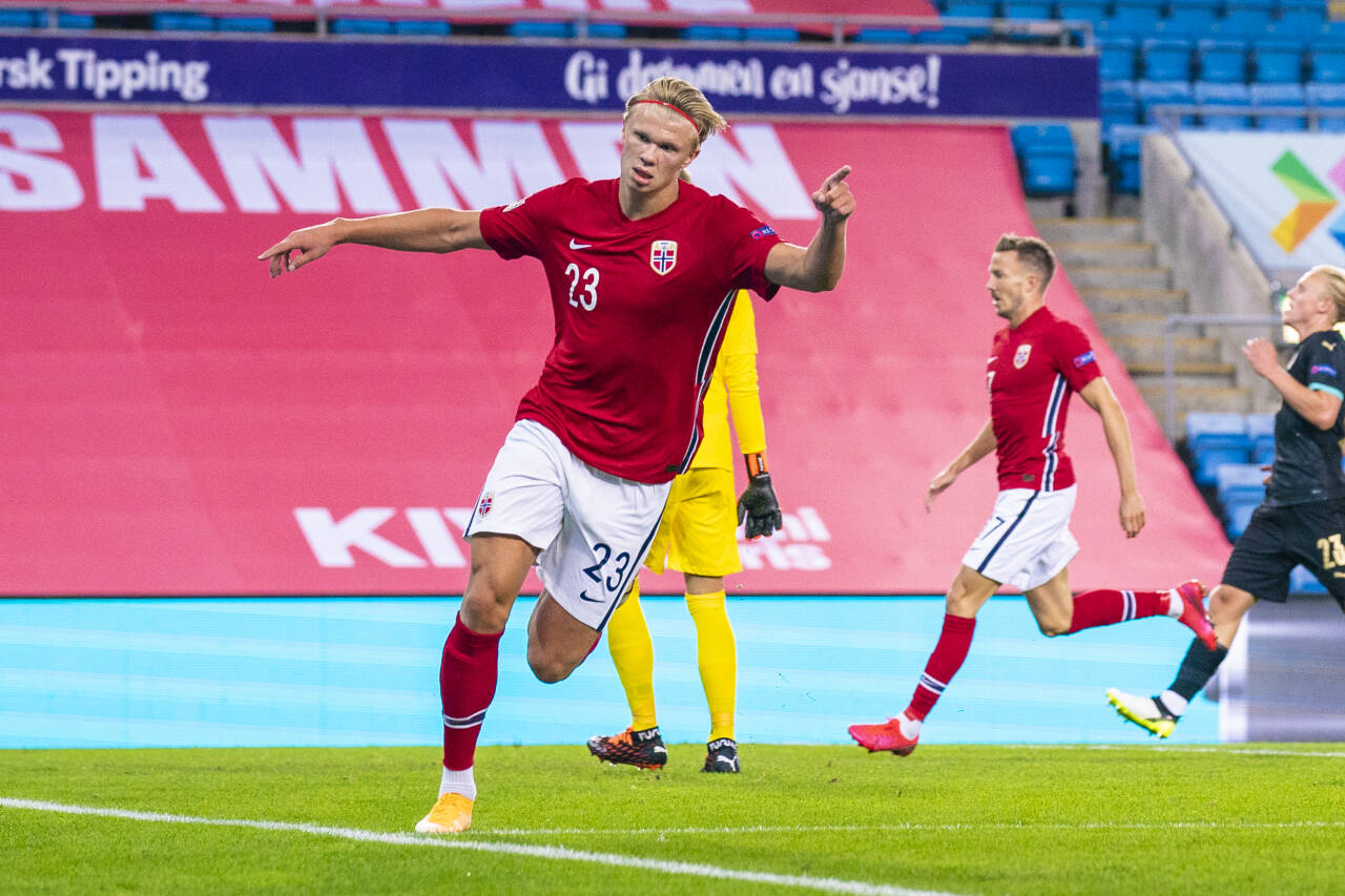 Erling Braut Haaland jubler etter å ha scoret for landslaget. Hans scoringsrush i 2020 ga ham en rekke priser, nå også sportsjournalistenes statuett. Foto: Stian Lysberg Solum / NTB