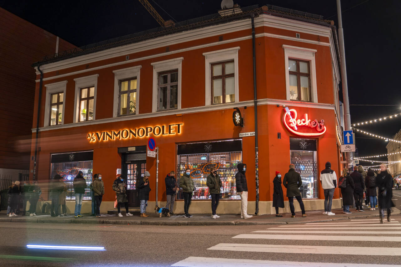 Kø utenfor Vinmonopolet på Grünerløkka i Oslo den siste fredagen i november. Foto: Håkon Mosvold Larsen / NTB