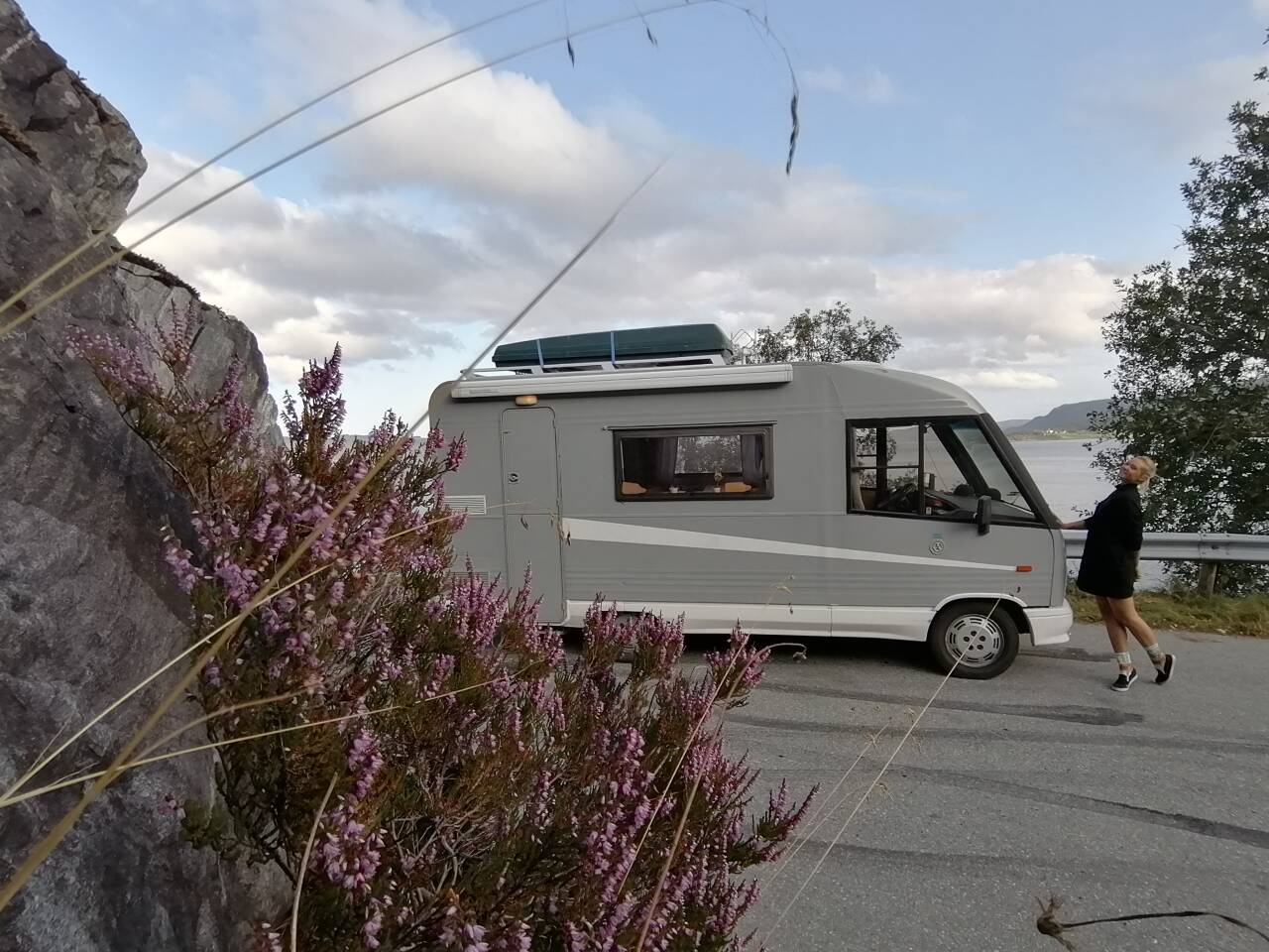 FRIHET I ETT ROM PÅ HJUL: På ferie i bobil er man trygg og skjermet fra andre og velger selv når man vil reise videre til neste stopp. Foto: Siv Elin Sletvold 