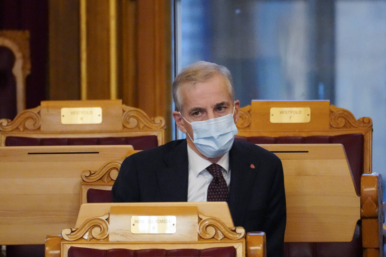 Jonas Gahr Støre (Ap) mener bedrifter som er hardt rammet av lokale tiltak må få tilskudd i tillegg til den nasjonale kompensasjonsordningen. Foto: Ole Berg-Rusten / NTB