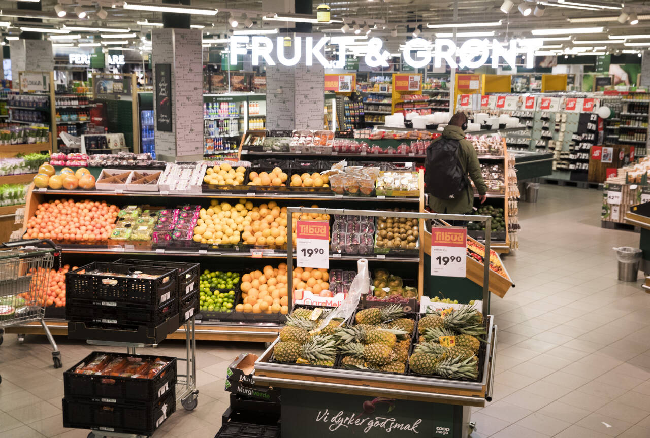 Hyller med frukt og grønt på Coop på Skøyen i Oslo. Dagligvarer. Foto: Terje Pedersen / NTB