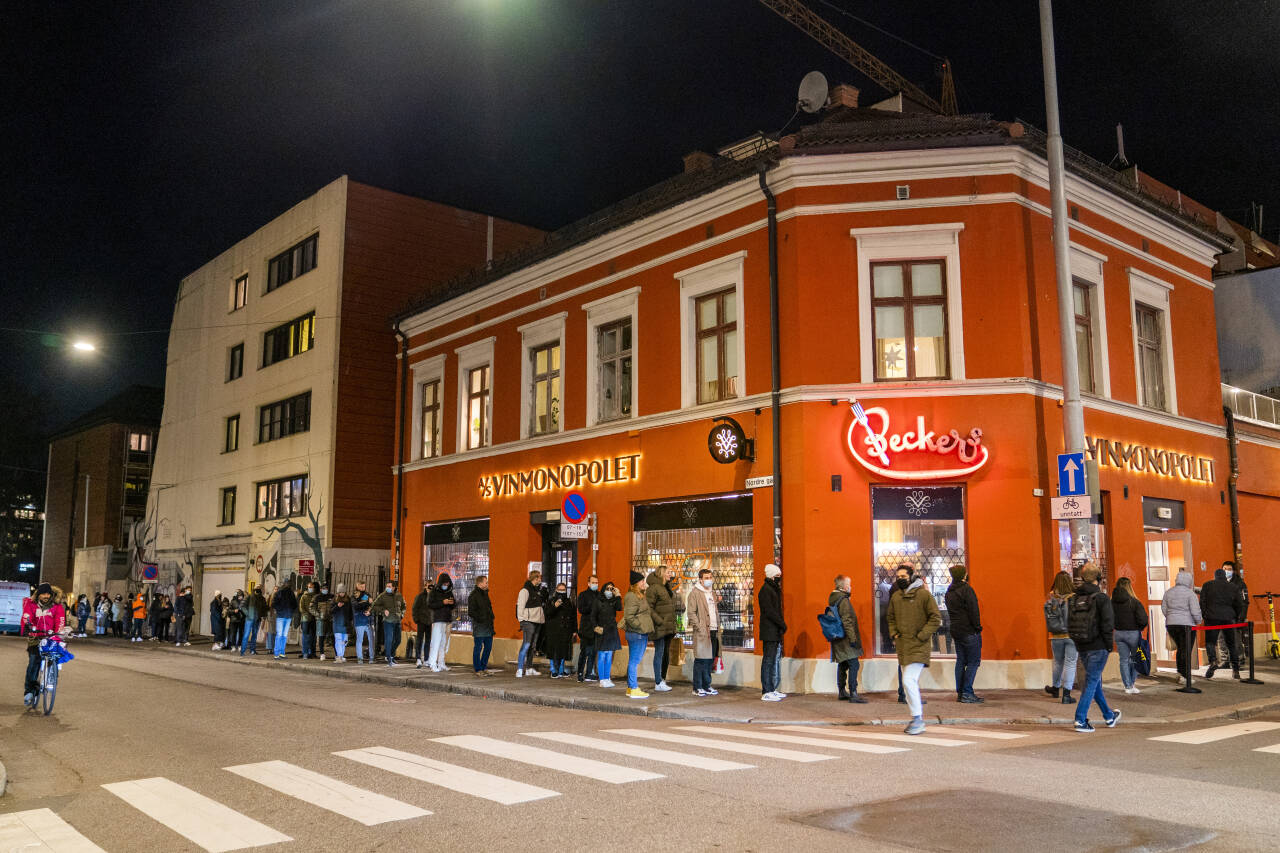 I Oslo har det vært lange køer utenfor Vinmonopolet på grunn av begrensninger på hvor mange kunder som kan være i butikken samtidig. Vinmonopolet venter rekordsalg i desember på grunn av stengte grenser. Foto: Håkon Mosvold Larsen / NTB