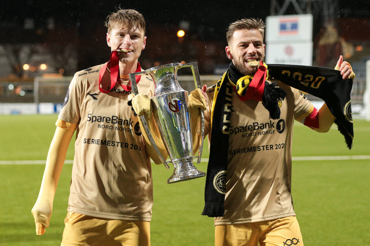 Bodø/Glimts danske radarpar Kasper Junker (til venstre) og Philip Zinckernagel feirer seriegullet etter 3-0-seieren over Viking. Foto: Mats Torbergsen / NTB