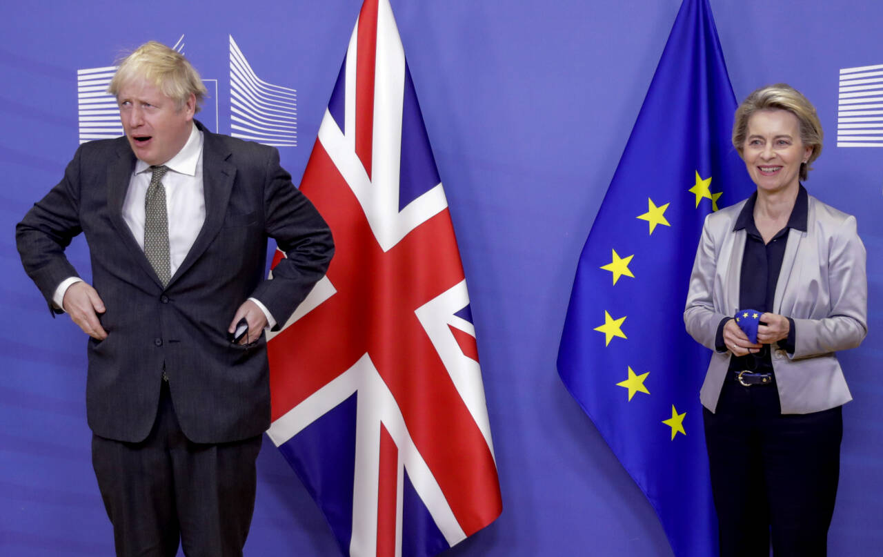 EU-kommisjonens president Ursula von der Leyen tok imot Storbritannias statsminister Boris Johnson i EU-hovedkvarteret i Brussel onsdag. Foto: AP / NTB