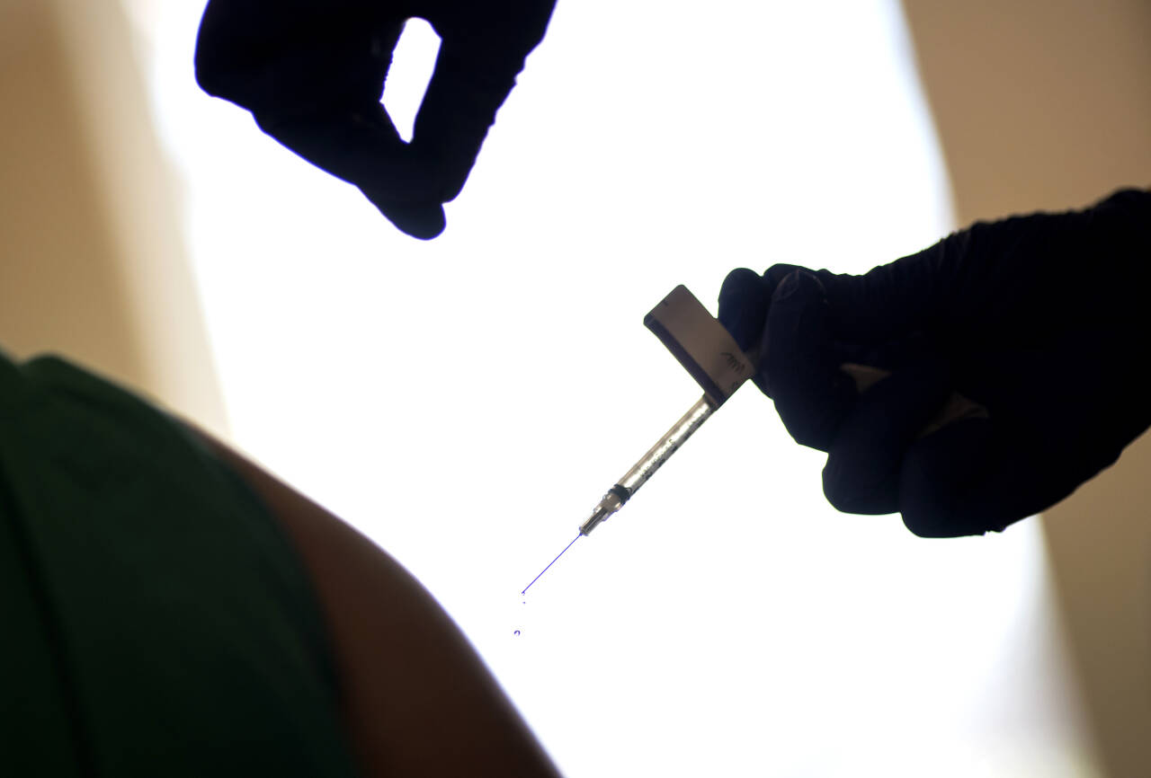 Norge får nok vaksiner etter jul til å vaksinere nesten hele befolkningen over 18 år. Foto: AP/NTB