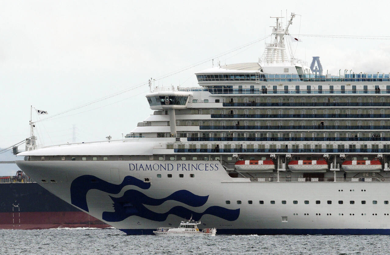 Cruiseskipet Diamond Princess ved Yokohama i Japan i februar. Smitteutbruddet på cruiseskipet førte til at svært mange av dem som var om bord, ble smittet, og over 3.700 mennesker ble satt i karantene inne på skipet. Foto: Eugene Hoshiko / AP / NTB