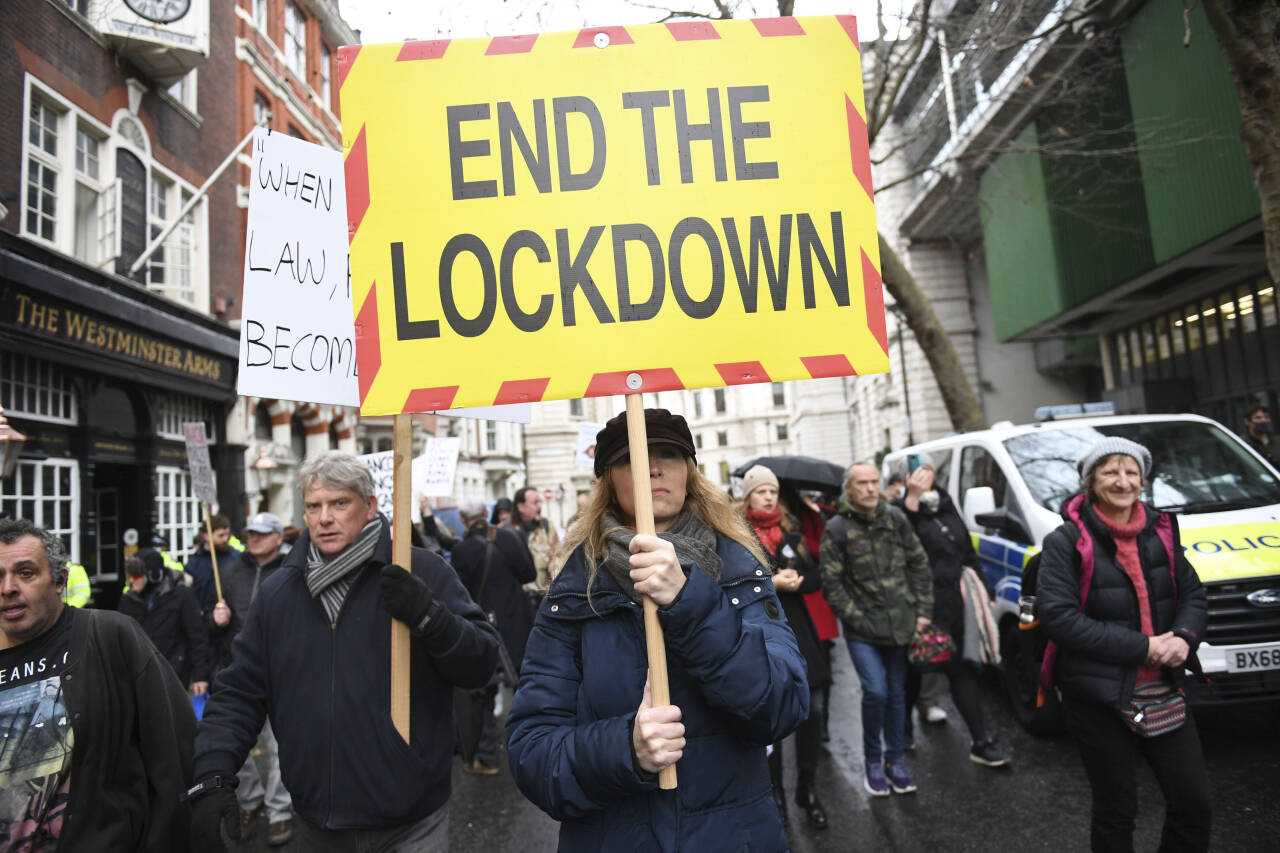 En demonstrasjon mot koronarestriksjoner ble arrangert i London mandag. Foto: Stefan Rousseau/PA via AP/NTB