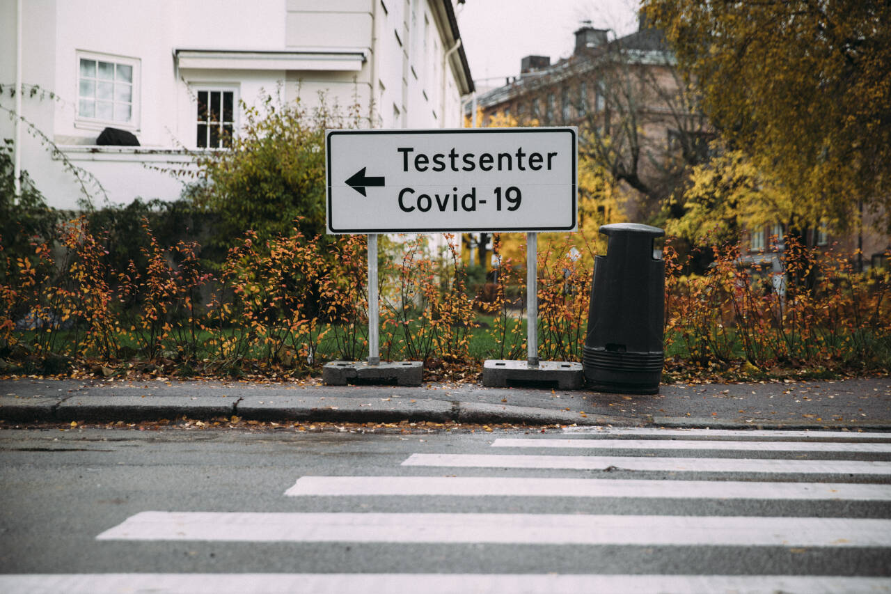 Skilting til teststasjonen på St. Hanshaugen i Oslo. Foto: Jil Yngland / NTB