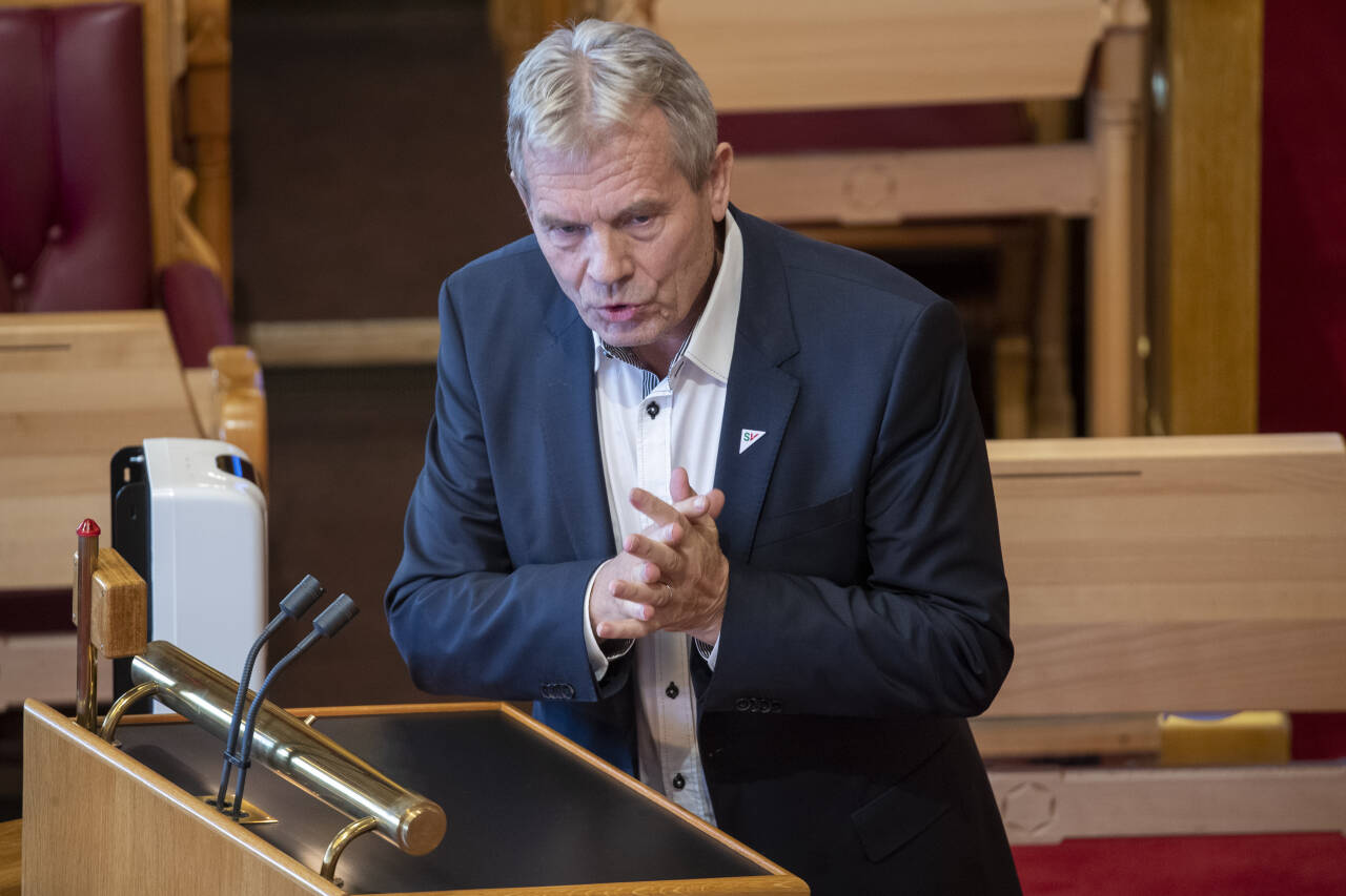 Det finnes få gode grunner til å kreve at personer over 80 år må avlegge helseattest for å få lov til å kjøre bil, mener Arne Nævra (SV). Foto: Terje Pedersen / NTB