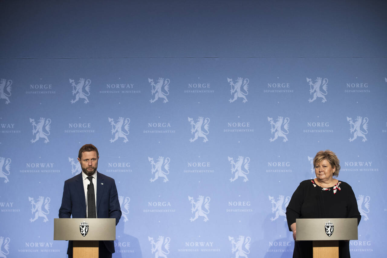 Ett år etter at planen skulle legges fram, har regjeringen nå lansert en pårørendestrategi som skal løfte fram pårørendes rolle og situasjon. Statsminister Erna Solberg og helse- og omsorgsminister Bent Høie lover at pårørende skal anerkjennes som en ressurs. Foto: Jil Yngland / NTB