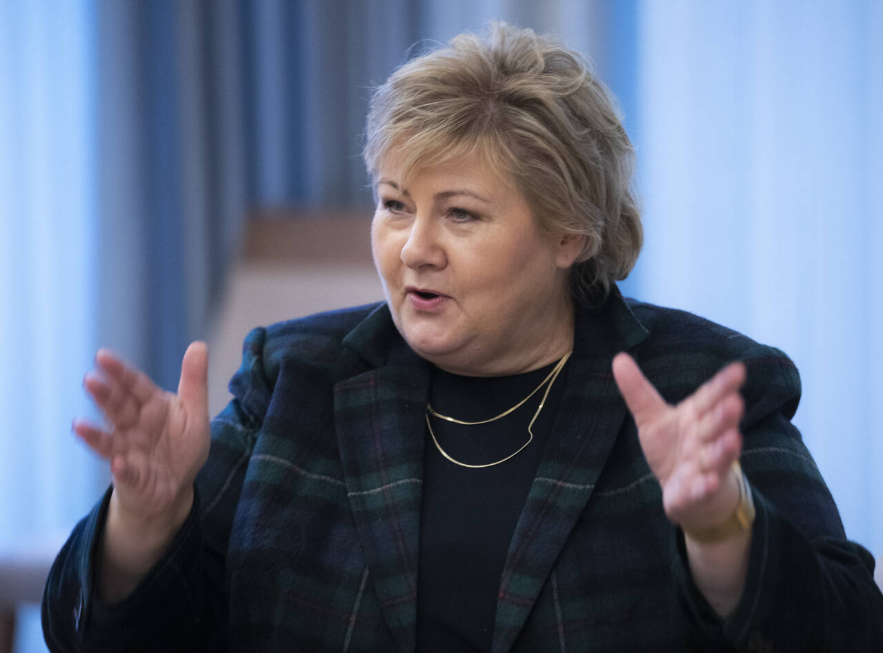 Statsminister Erna Solberg (H) gratulerte Svein Andersen som søndag fikk den første koronavaksinen i Norge. Foto: Berit Roald / NTB