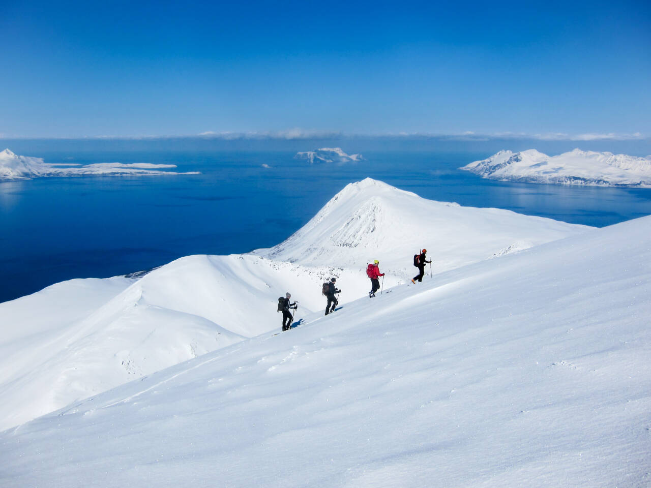 FOLKESPORT: Stadig flere nordmenn går toppturer på ski. Men før man legger i vei, må man sørge for å ha grunnleggende kunnskaper om skred. Her er en gruppe på tur i Lyngsalpene. Foto: Mikael Broms / Shutterstock / NTB