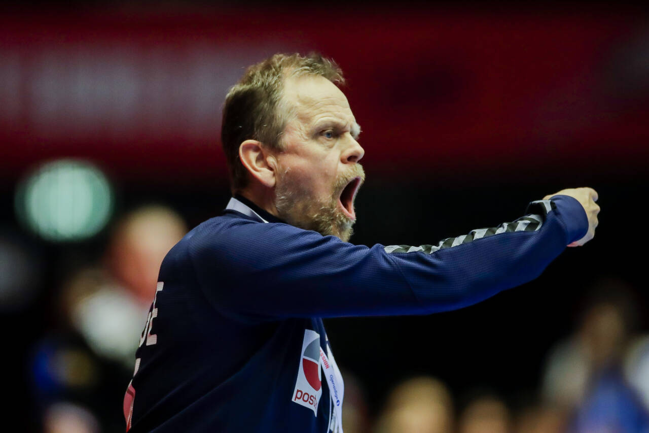 Norges landslagssjef Thorir Hergeirsson jager sine jenter på vei mot seier i EM. Foto: Vidar Ruud / NTB