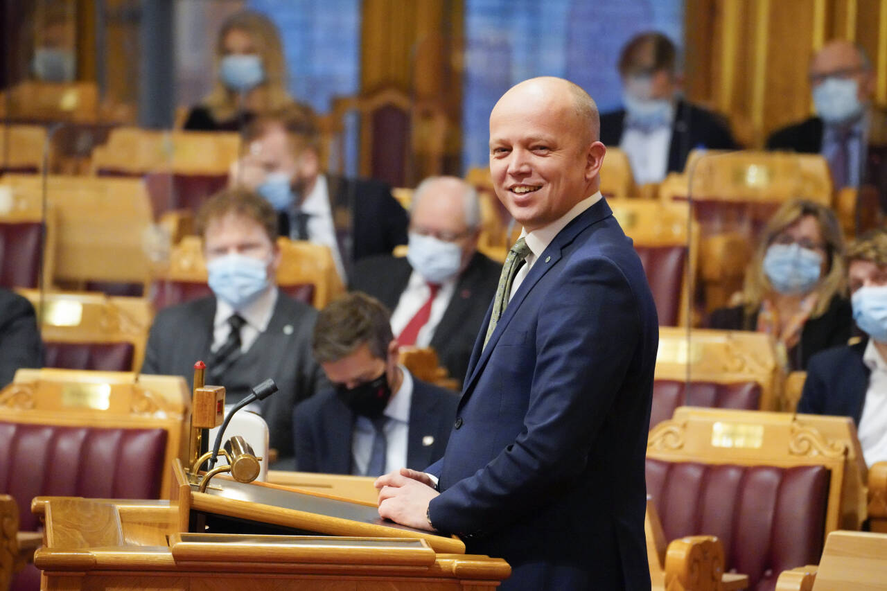 Trygve Slagsvold Vedum (Sp) har nesten like stor oppslutning som Ap-leder Jonas Gahr Støre i TV 2s statsministermåling. Her er Vedum under finansdebatten på Stortinget torsdag. Foto: Ole Berg-Rusten / NTB