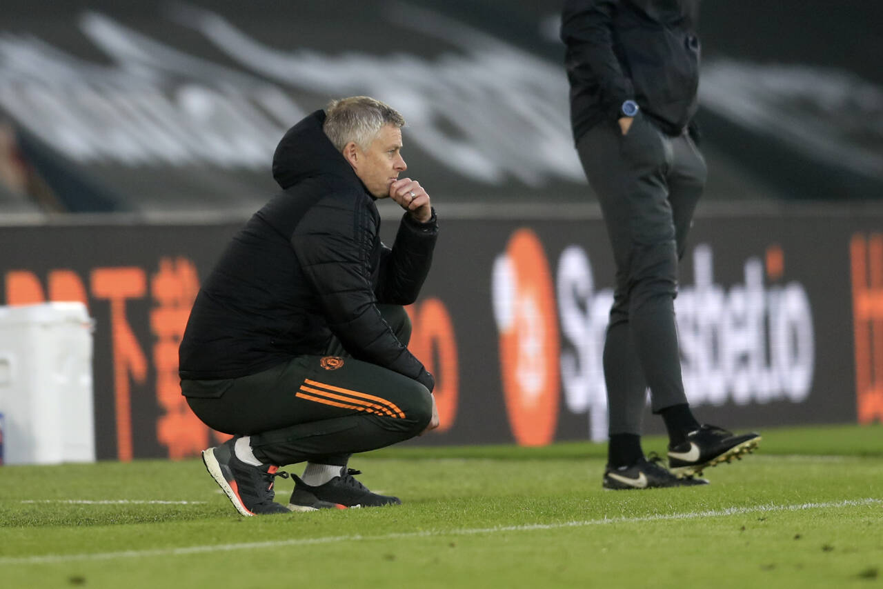 Ole Gunnar Solskjær i tenkende positur under kampen mellom Manchester United og Southampton. Foto: Adam Davy / AP/NTB