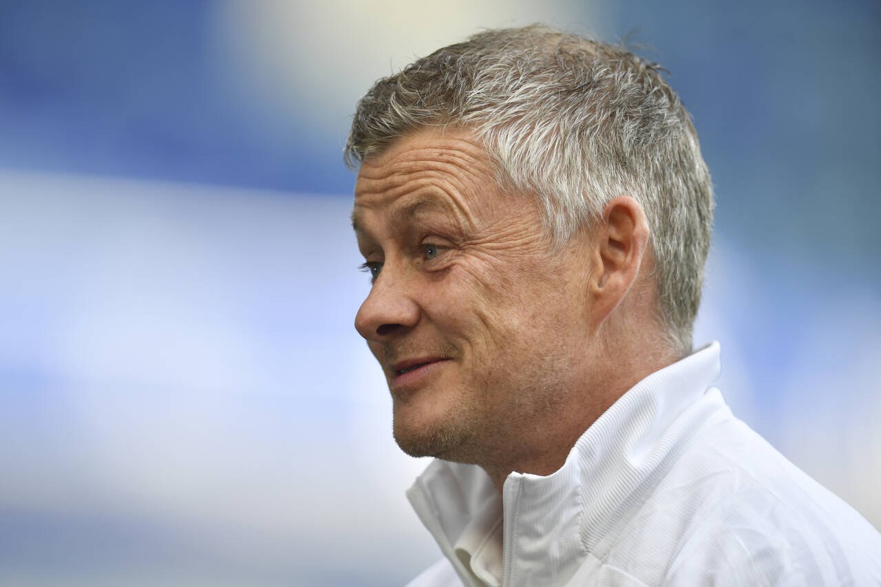 Ole Gunnar Solskjær smiler når han får spørsmål om Erling Braut Haaland. Foto: Paul Ellis / AP / NTB