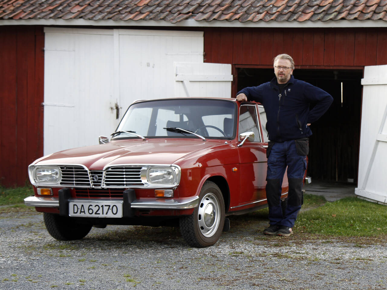 SAMLER: Magne Ludvigsen har mange biler, særlig av merket Renault. Her er bruksbilen, en Renault 16 TL fra 1972, kjøpt sommeren 2020. Foto: Morten Abrahamsen / NTB