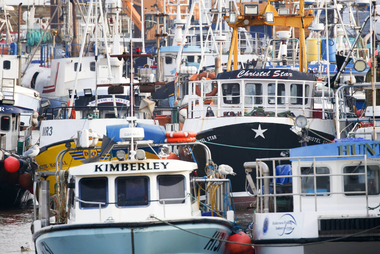 Fiskebåter i Bridlington Harbour i England. Fiskerettigheter i farvannene rundt Storbritannia, er blant de vanskeligste temaene i forhandlingene om forholdet med EU etter at overgangsperioden utløper ved nyttår. Foto: Danny Lawson/PA via AP / NTB