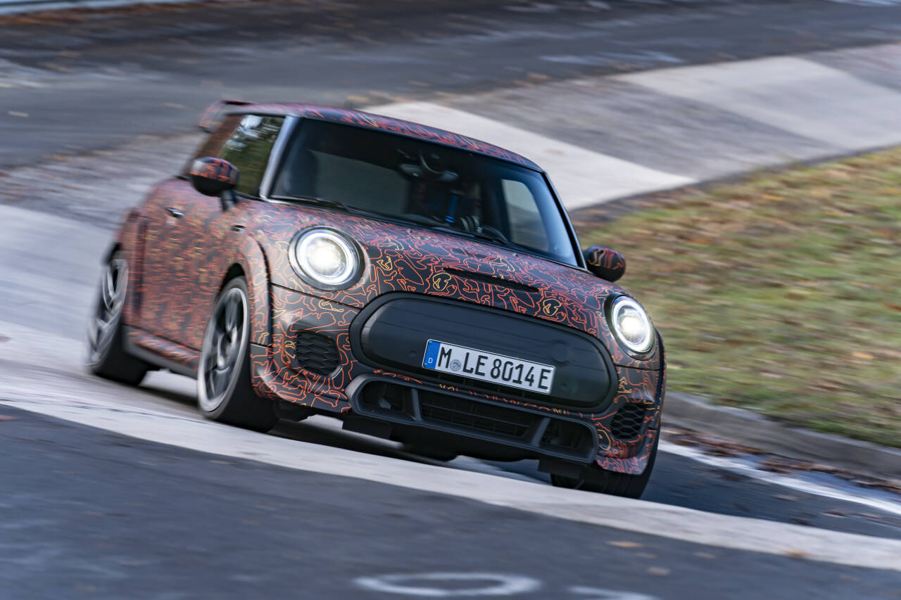 SPREK: Ut fra bildet kan det se ut som Mini nå tester ut en ekstra sportslig elbilvariant på Nürburgring.