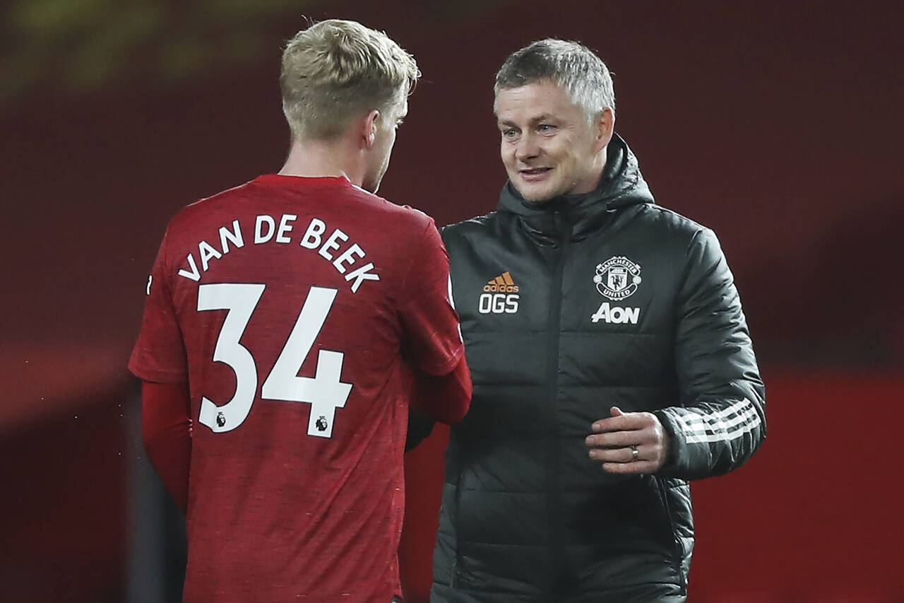 Ole Gunnar Solskjær har vært Manchester United-manager i to år. Her takker han Donny van der Beek for kampen etter en seier over West Bromwich. Foto: Martin Rickett / AP / NTB