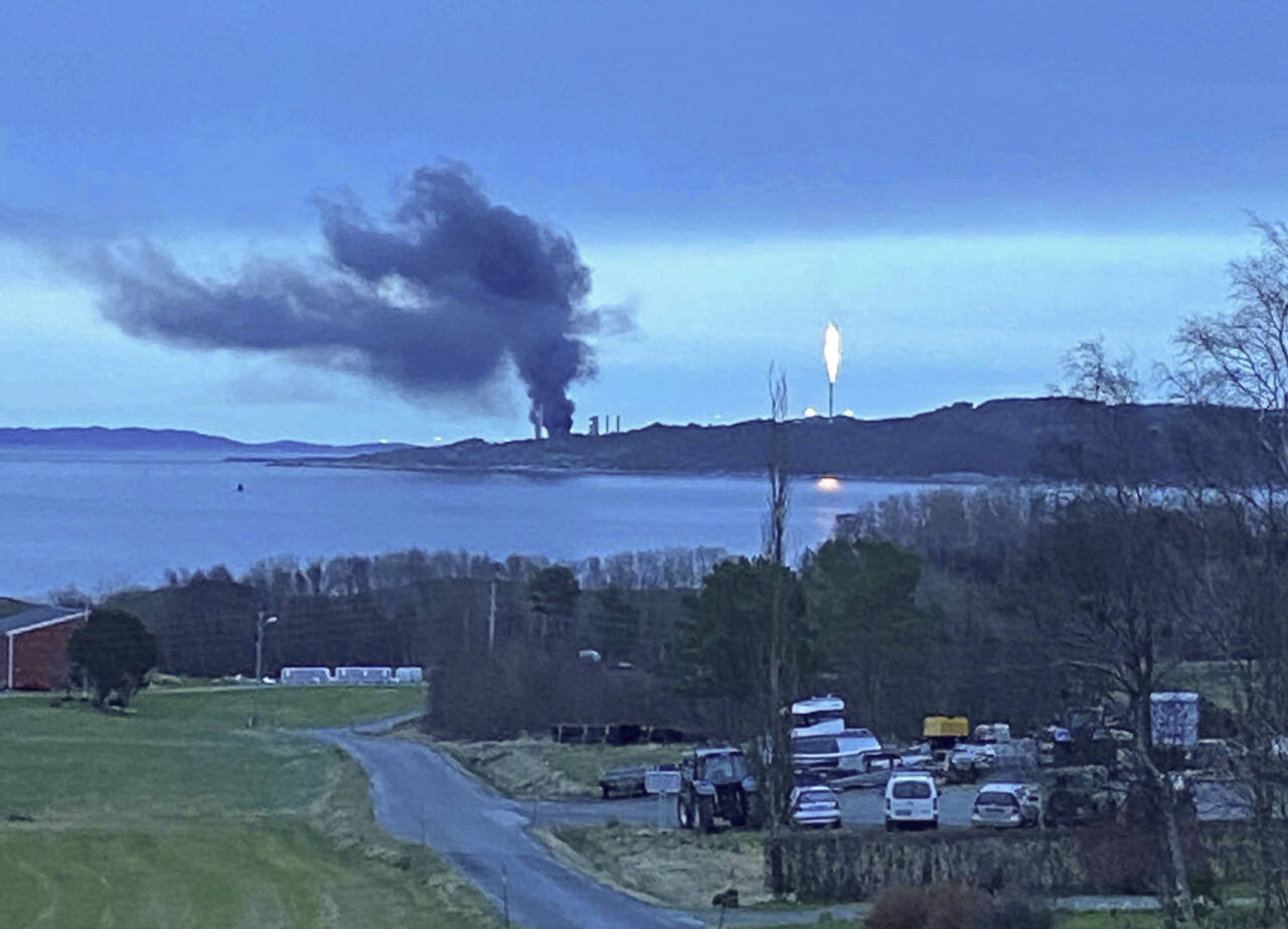 Equinor-anlegget på Tjeldbergodden i Aure kommune begynte onsdag ettermiddag å brenne. Foto: Øyvind Kvammen / NTB