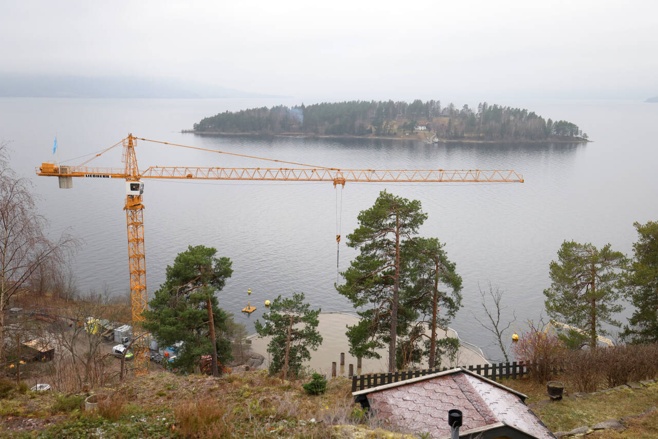 Det er full byggeaktivitet ved Utøyakaia vis-à-vis Utøya samme dag som rettssaken om minnesmerket pågår i Ringerike tingrett. Foto: Ørn E. Borgen / NTB